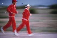 Obrázek dvou lidí v řádný výkon zařízení, jogging Obrázek dvou lidí v řádný výkon zařízení, jogging