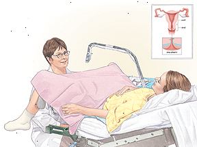 Žena leží na vyšetřovacím stole s nohama ve třmenech. Poskytovatel zdravotní péče sedí mezi ženské nohy.