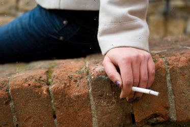 Žena držící cigaretu